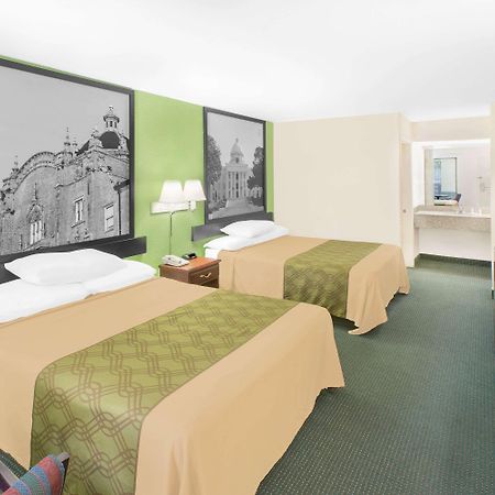 Super 8 By Wyndham Mobile Hotel Exterior foto