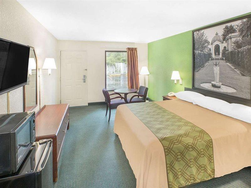 Super 8 By Wyndham Mobile Hotel Exterior foto