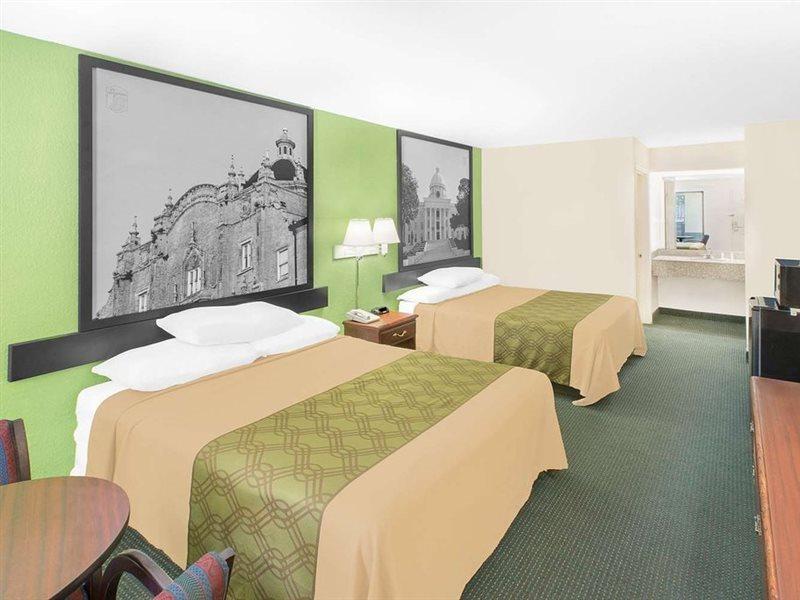 Super 8 By Wyndham Mobile Hotel Exterior foto