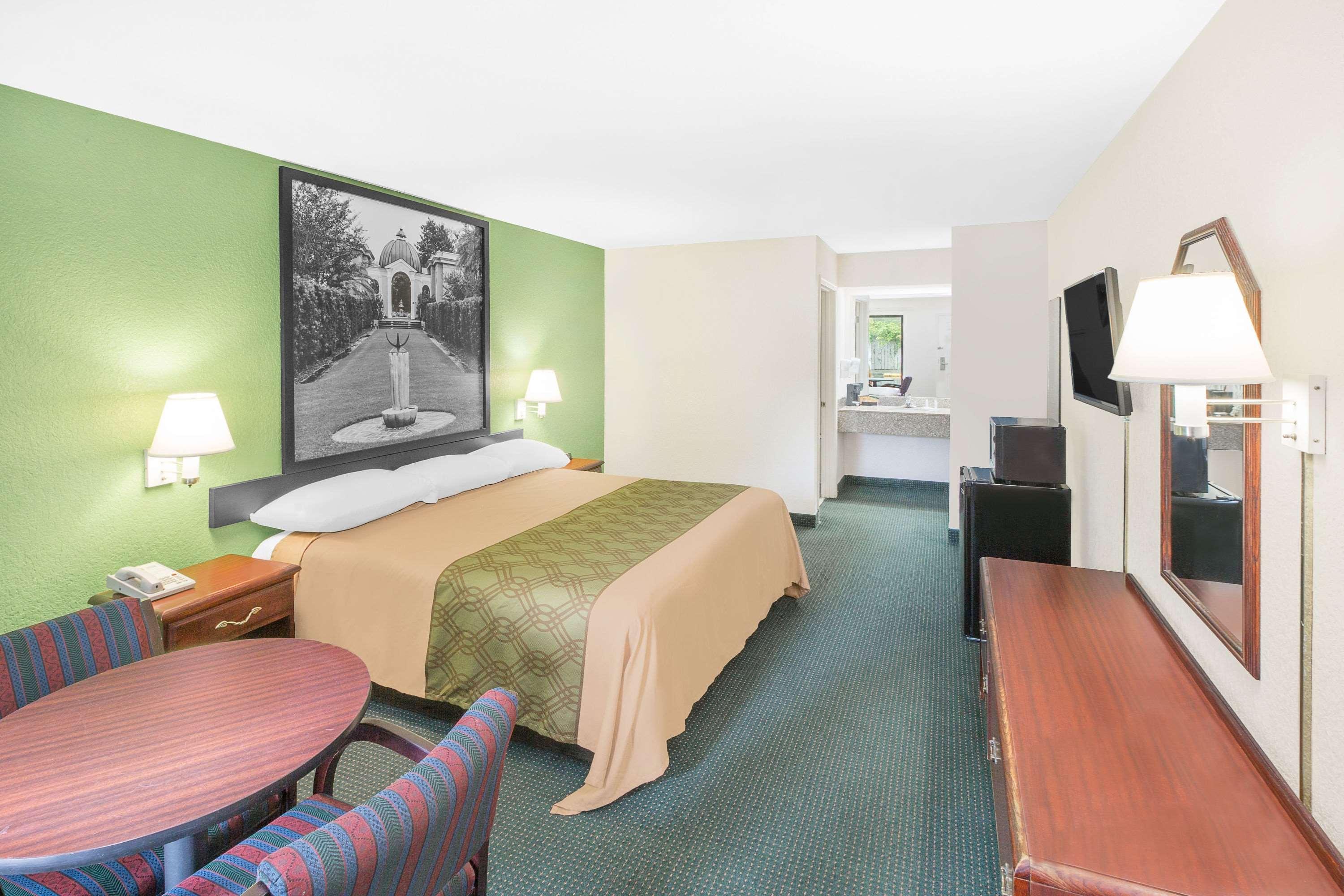 Super 8 By Wyndham Mobile Hotel Exterior foto