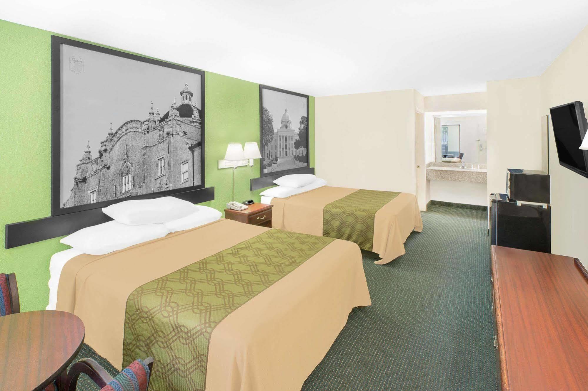 Super 8 By Wyndham Mobile Hotel Exterior foto